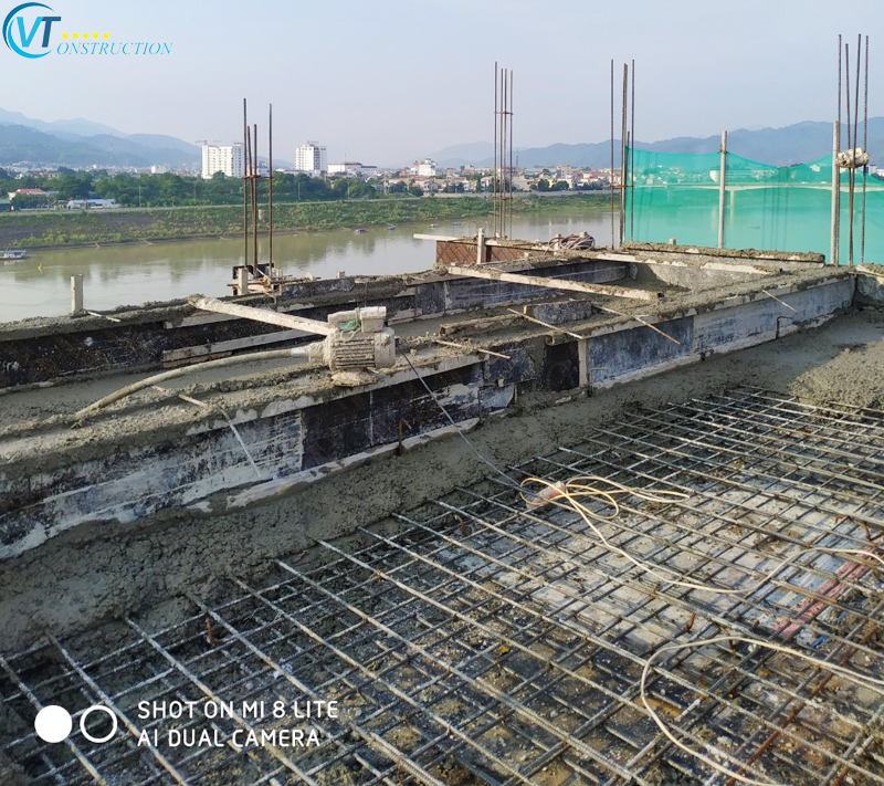 Công trình biệt thự đang dần đi vào hoàn tiện với những tầng mái được đổ bê tông